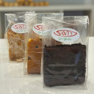 Porción de bizcocho con pepitas de chocolate